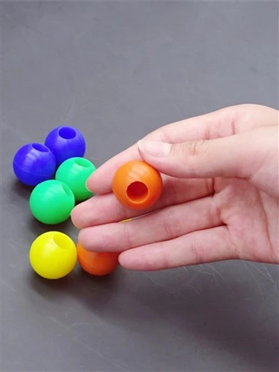 10mm-50mmの異なるサイズの穴付きゴムボール